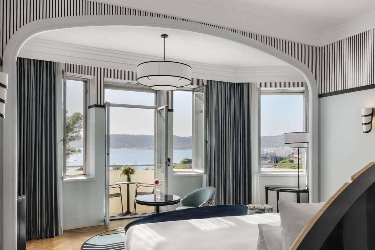 Junior-Suite, 1 Doppelbett, Balkon, Meerblick | Hochwertige Bettwaren, Minibar, Zimmersafe, Schreibtisch