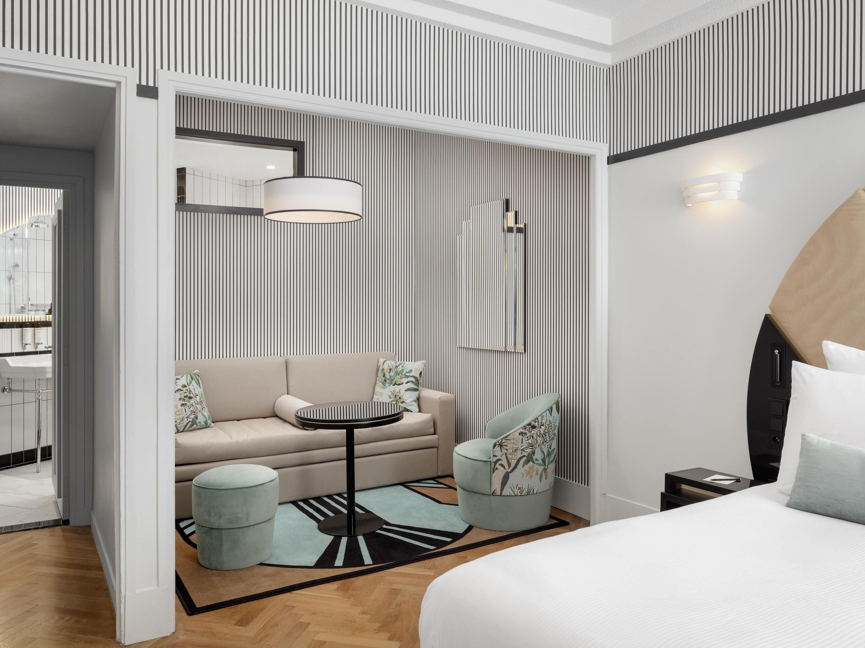 Bộ đồ giường cao cấp, minibar, két bảo mật tại phòng, bàn 