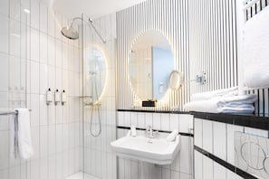 Bathroom shower - The 1932 Hotel & Spa Cap d'Antibes - MGallery Collection (Antibes)