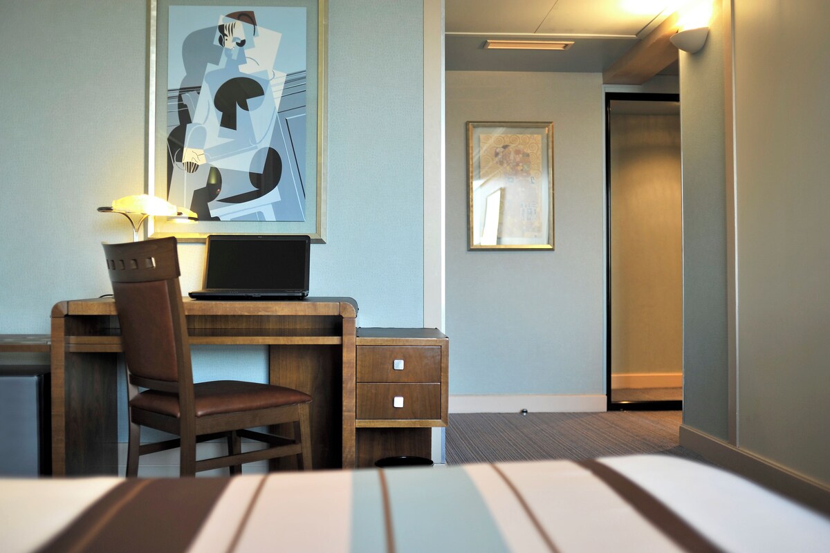 1 soverom, minibar, safe på rommet og skrivebord