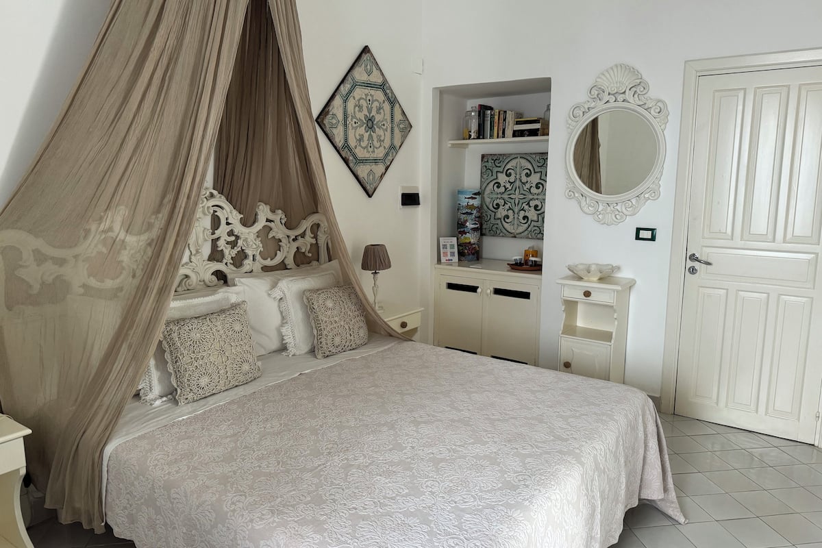 1 bedroom, Frette Italian sheets, premium bedding, memory foam beds
