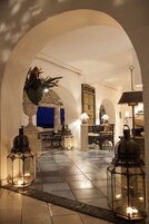 2 bares/lounges, saguão/lounge