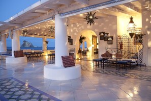 2 bars, lounge dans le hall