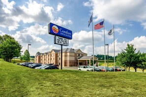 A Comfort Inn & Suites hotel with a parking lot and a sign thanking guests for their stay. - Comfort Inn & Suites Christiansburg I-81 (Christiansburg)