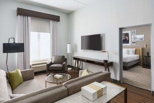 套房, 1 间卧室 | 高档床上用品、客房内保险箱、办公桌、笔记本电脑工作区