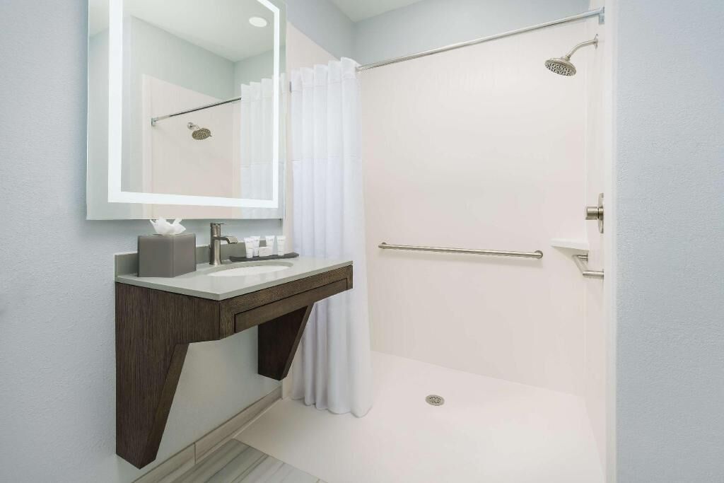 Salle de bain | Douche, articles de toilette griffés, séchoir à cheveux