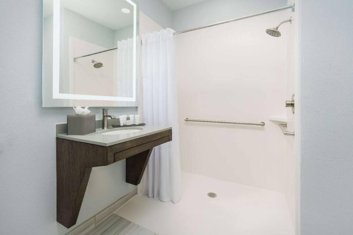 Salle de bain | Douche, articles de toilette griffés, séchoir à cheveux