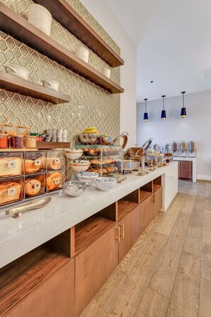 Petit déjeuner buffet servi tous les jours en supplément