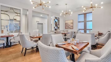 Sarapan prasmanan setiap hari (USD 16.95 per orang)