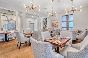 每日供应自助式早餐（每人 USD 16.95）