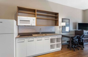 Studio, 1 King Bed, Non Smoking | Premium bedding, desk, iron/ironing board, free WiFi