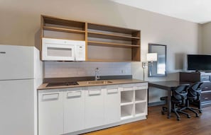 Studio, 1 King Bed, Non Smoking | Premium bedding, desk, iron/ironing board, free WiFi