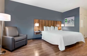 Studio, 1 King Bed, Non Smoking | Premium bedding, desk, iron/ironing board, free WiFi