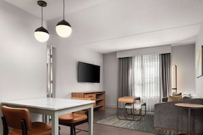 Deluxe suite, 1 slaapkamer, keuken (1 King Bed) | Woonruimte | Een 37-inch lcd-televisie met kabelzenders, een televisie en betaalfilms