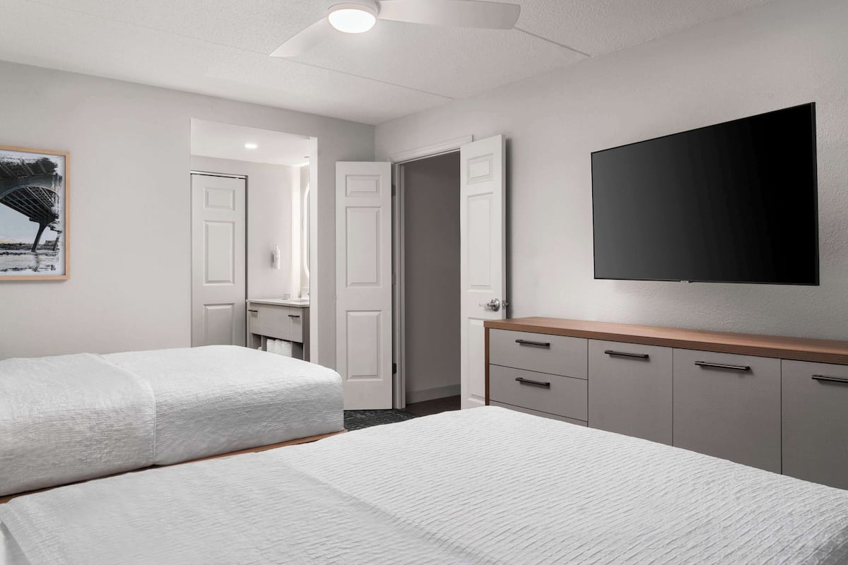 deluxe suite, 1 bedroom, kitchen (2 double beds) | premium bedding, down duvets, desk, laptop workspace