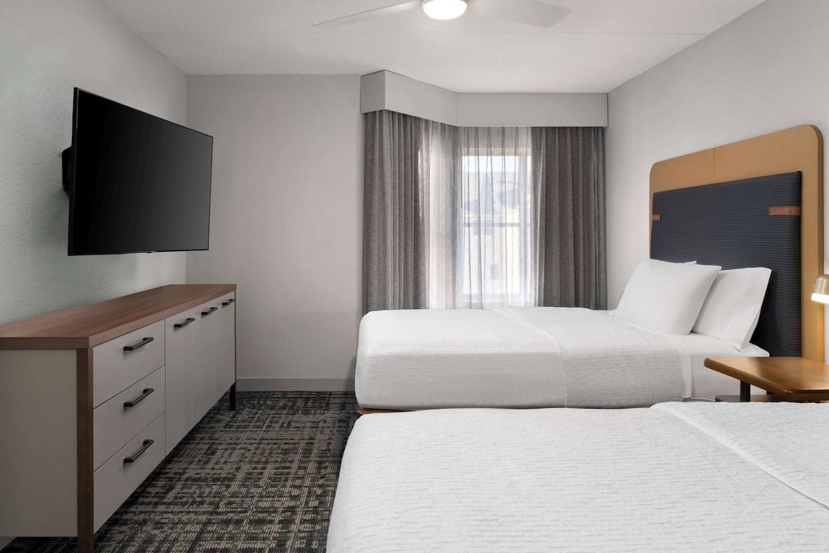Suite Deluks, 1 kamar tidur, dapur (2 Double Beds) | 1 kamar tidur, seprai premium, selimut bulu angsa, dan meja kerja