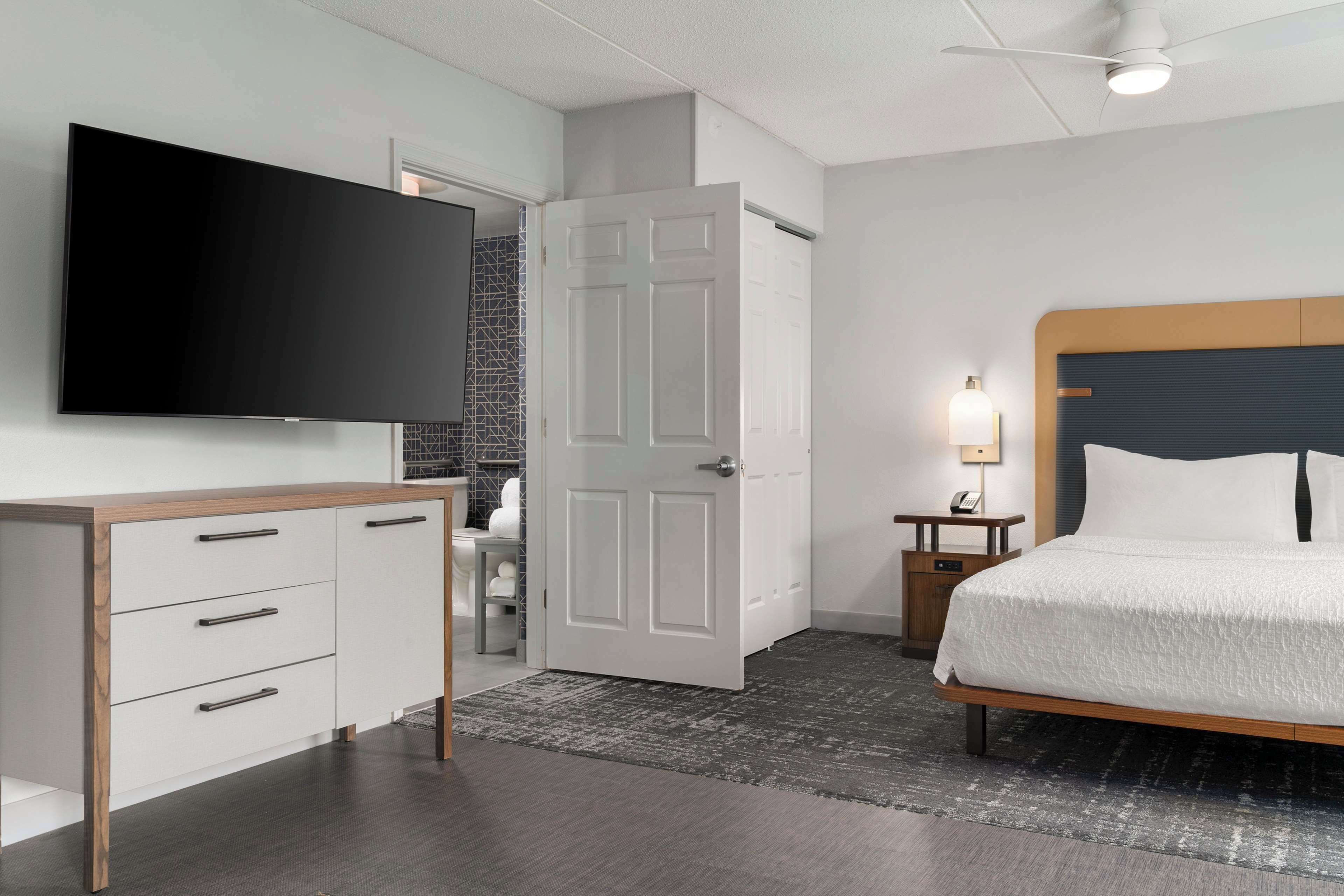 classic suite, 1 bedroom, accessible, bathtub (mobility & hearing) | premium bedding, down duvets, desk, laptop workspace