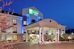 A Holiday Inn Express & Suites hotel with a covered entrance and a clear sky. - Holiday Inn Express Hotel & Suites Easton by IHG (Easton)