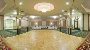 A large hall with a wooden floor, mirrored walls, and a chandelier. - Holiday Inn Express Hotel & Suites Easton by IHG (Easton)