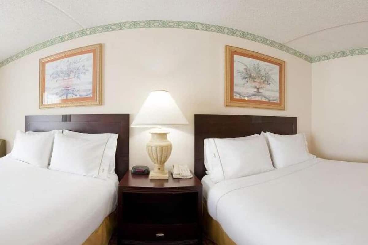 Standaard kamer, 2 queensize bedden | 1 slaapkamer, een kluis op de kamer, een bureau