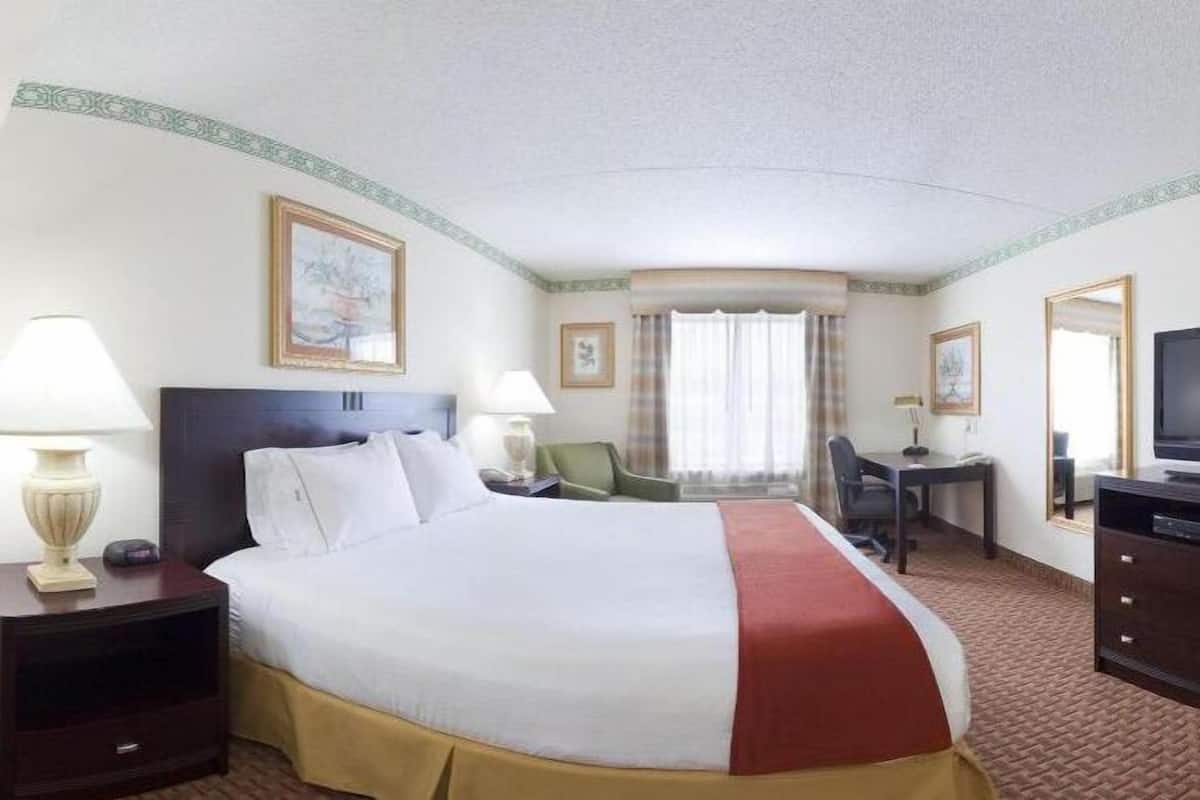 1 slaapkamer, een kluis op de kamer, een bureau