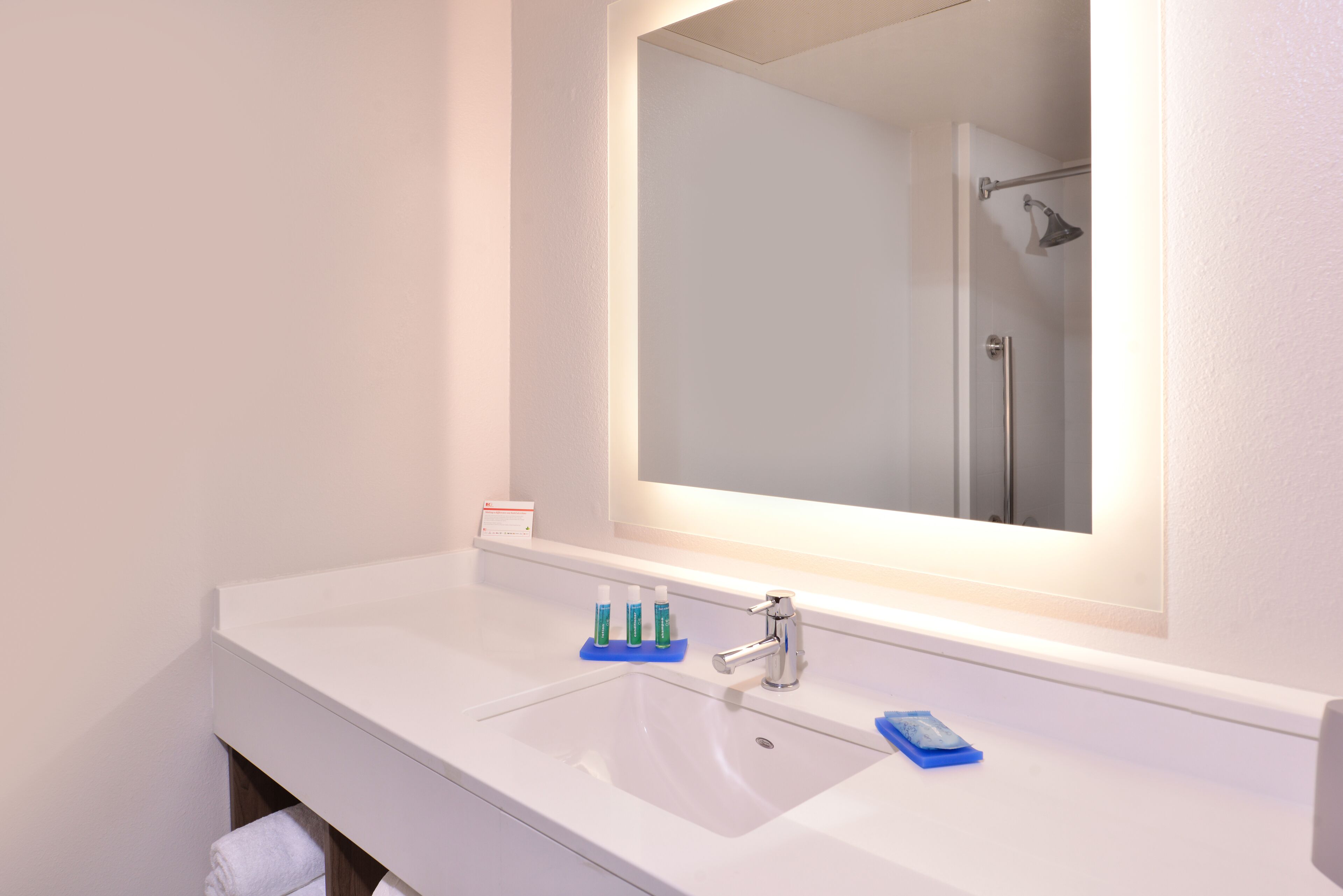 combined shower/bathtub, free toiletries, hair dryer, towels