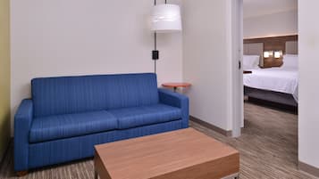 Minibar, caja de seguridad en la habitación y escritorio