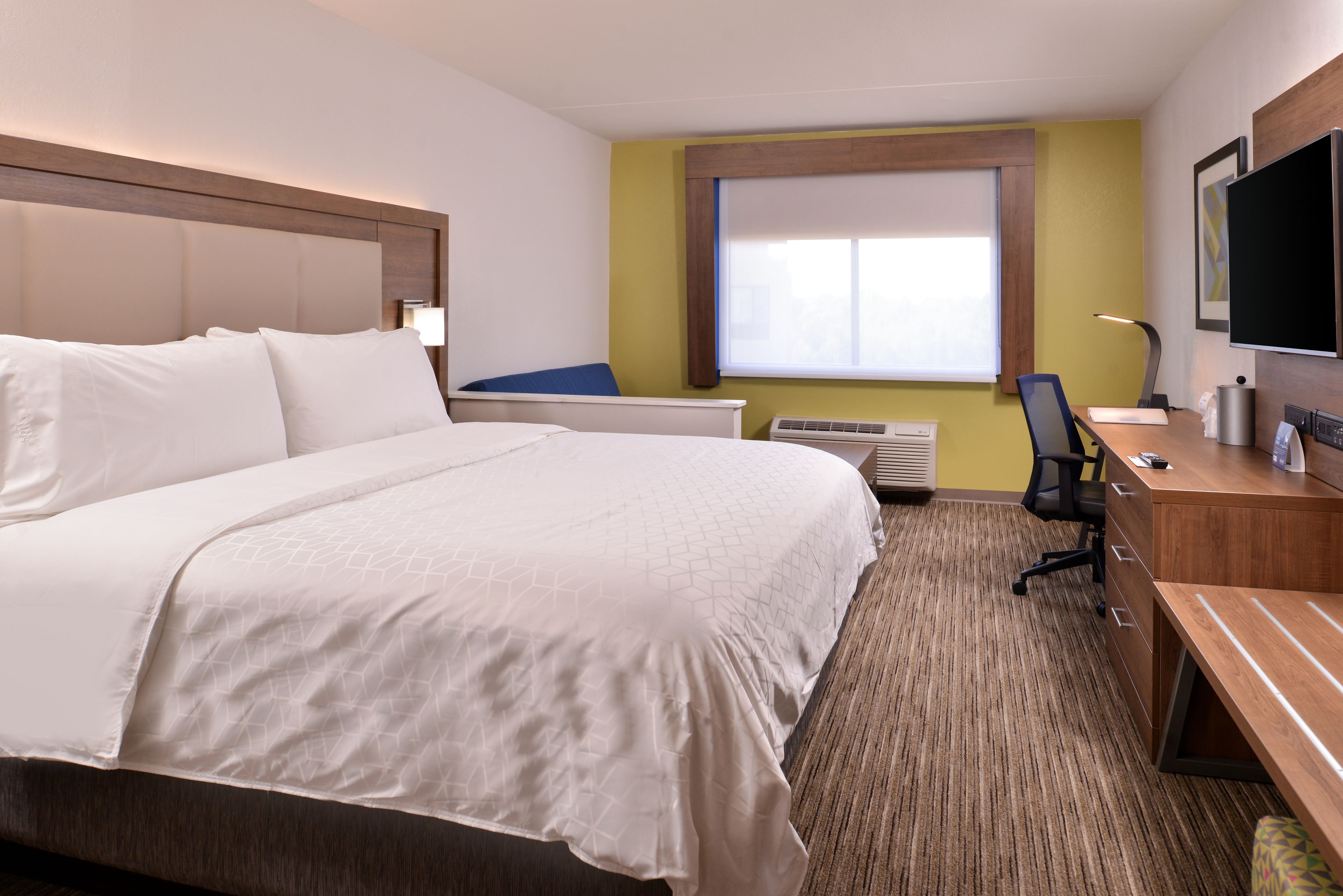 standard room, 1 king bed, accessible (mobility) | minibar, in-room safe, desk, laptop workspace