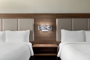 Minibar, värdeförvaringsskåp på rummet och skrivbord