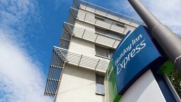 Un edificio de hotel con un letrero que dice 'Holiday Inn Express'.