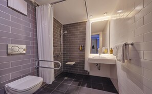 Ein modernes Badezimmer mit Dusche, Toilette und Waschbecken.