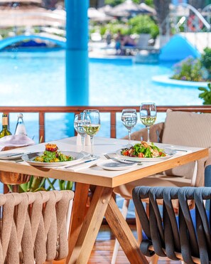 5 restaurants servant le petit déjeuner, le déjeuner et le dîner