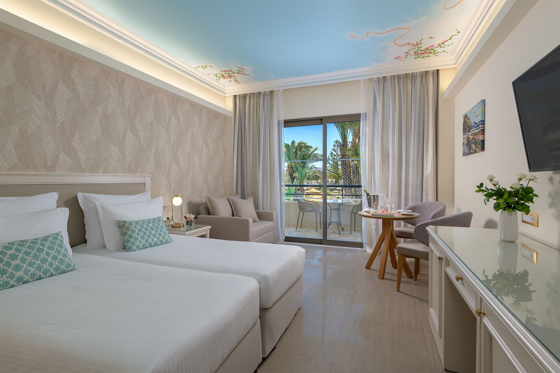 Minibar, brankas, tempat tidur bayi gratis, dan Wi-Fi gratis