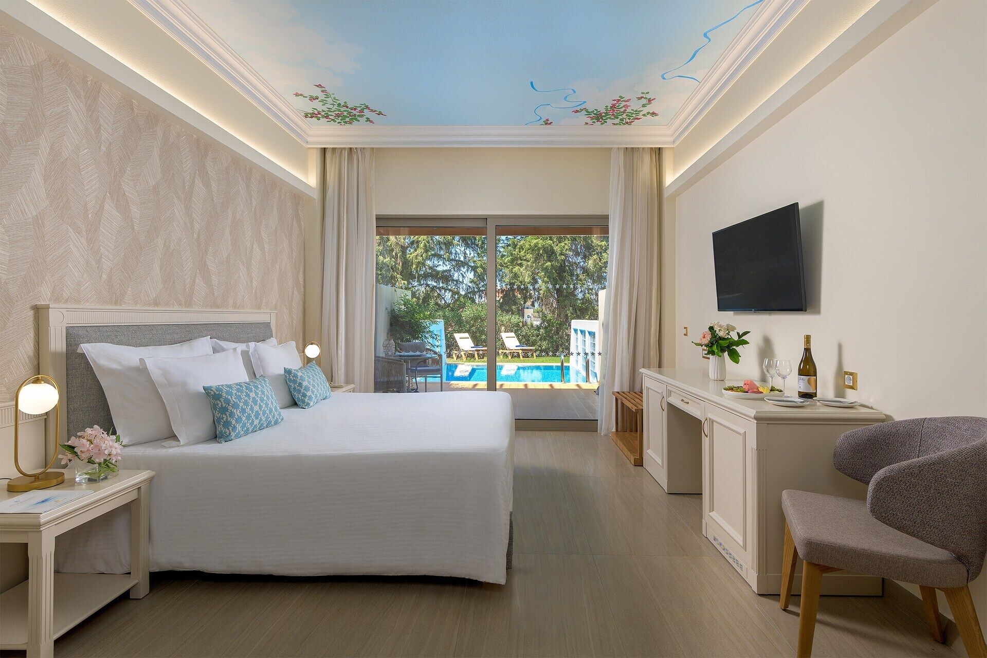 Minibar, brankas, tempat tidur bayi gratis, dan Wi-Fi gratis