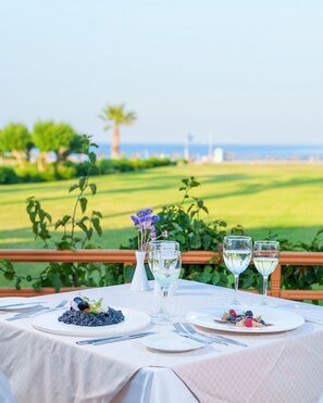 5 restaurants, breakfast, lunch, dinner served; seafood 