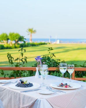 5 restaurants, breakfast, lunch, dinner served; seafood