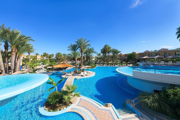 Piscine intérieure, 5 piscines extérieures, parasols, chaises longues