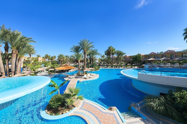 Piscine intérieure, 5 piscines extérieures, 8 h à 18 h, parasols