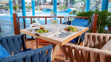 5 restaurants; breakfast, lunch and dinner served