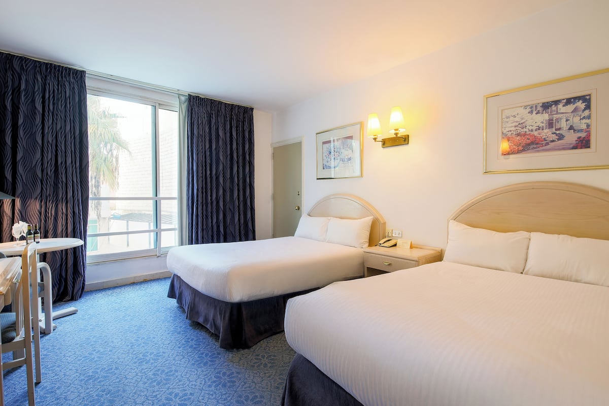 Minibar, caja de seguridad en la habitación, wifi gratis y ropa de cama