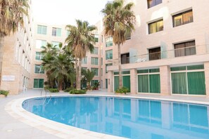 2 albercas al aire libre y camastros 