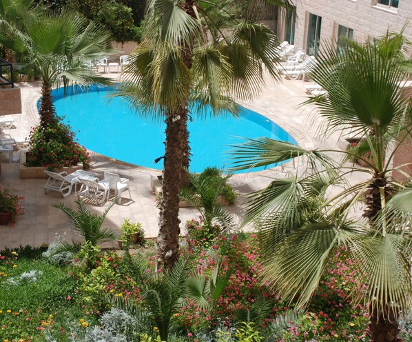 2 piscines extérieures, chaises longues