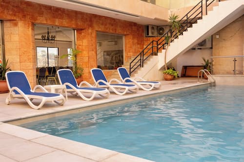 2 piscine all'aperto, lettini