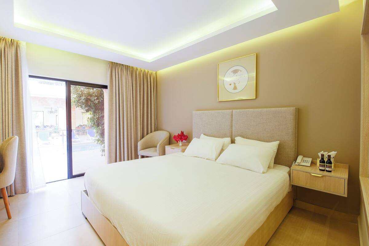 Superior Double or Twin Room, Pool Access | Minibar, in-room safe, WiFi (free), bed sheets