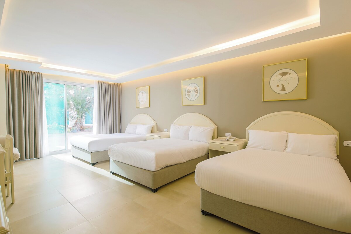 Superior Triple Room | Minibar, in-room safe, WiFi (free), bed sheets
