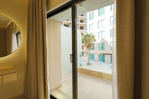 Minibar, in-room safe, free WiFi, bed sheets