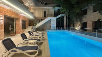 2 albercas al aire libre y camastros