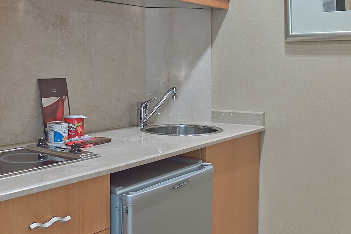 suite, club lounge access | private kitchen | coffee/tea maker