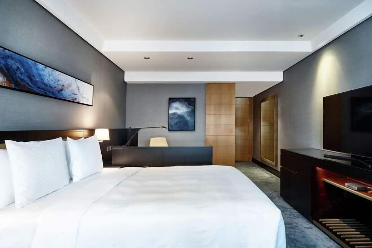 1 dormitorio, minibar, caja fuerte y escritorio