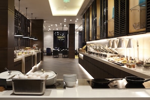 Een buffet met diverse gerechten en bestek.